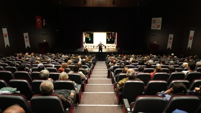 Eskişehir’in “Cambazın Cenazesi” oyununa İstanbul’da alkış